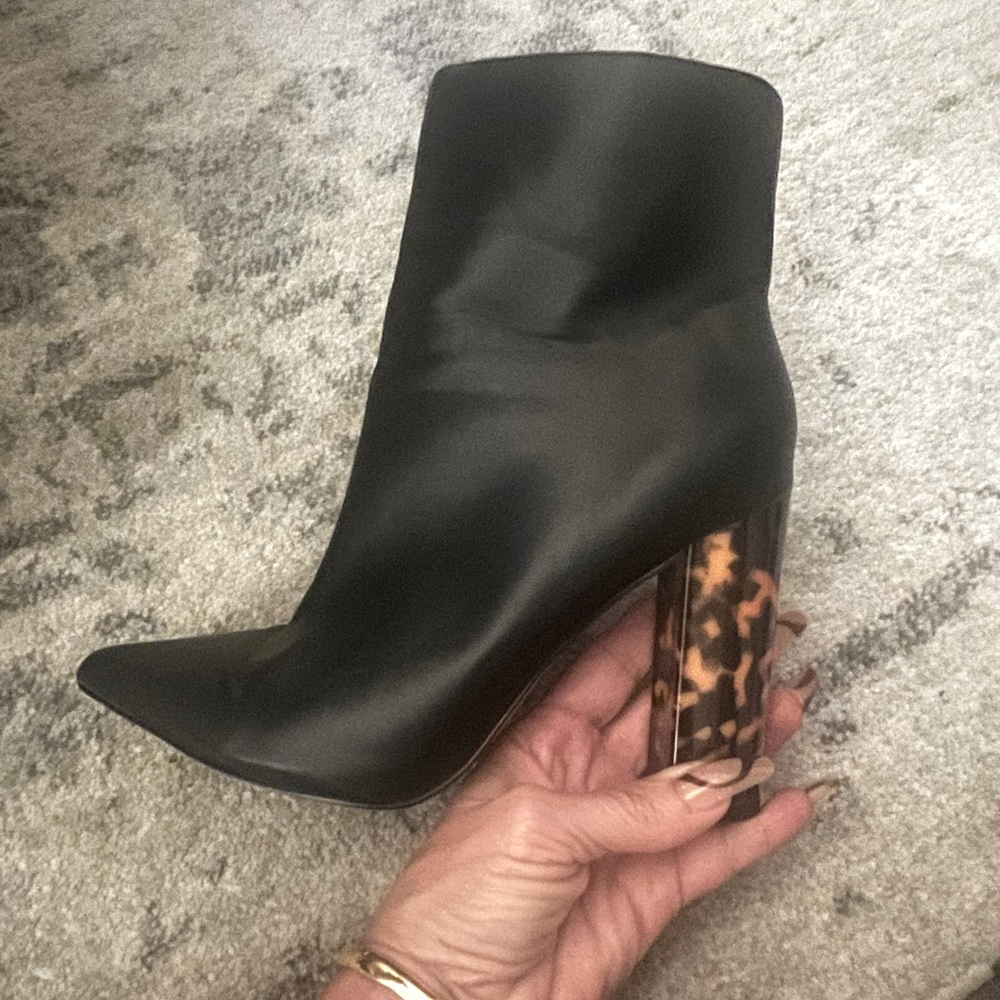 EXPRESS Tortoise heel black booties 8